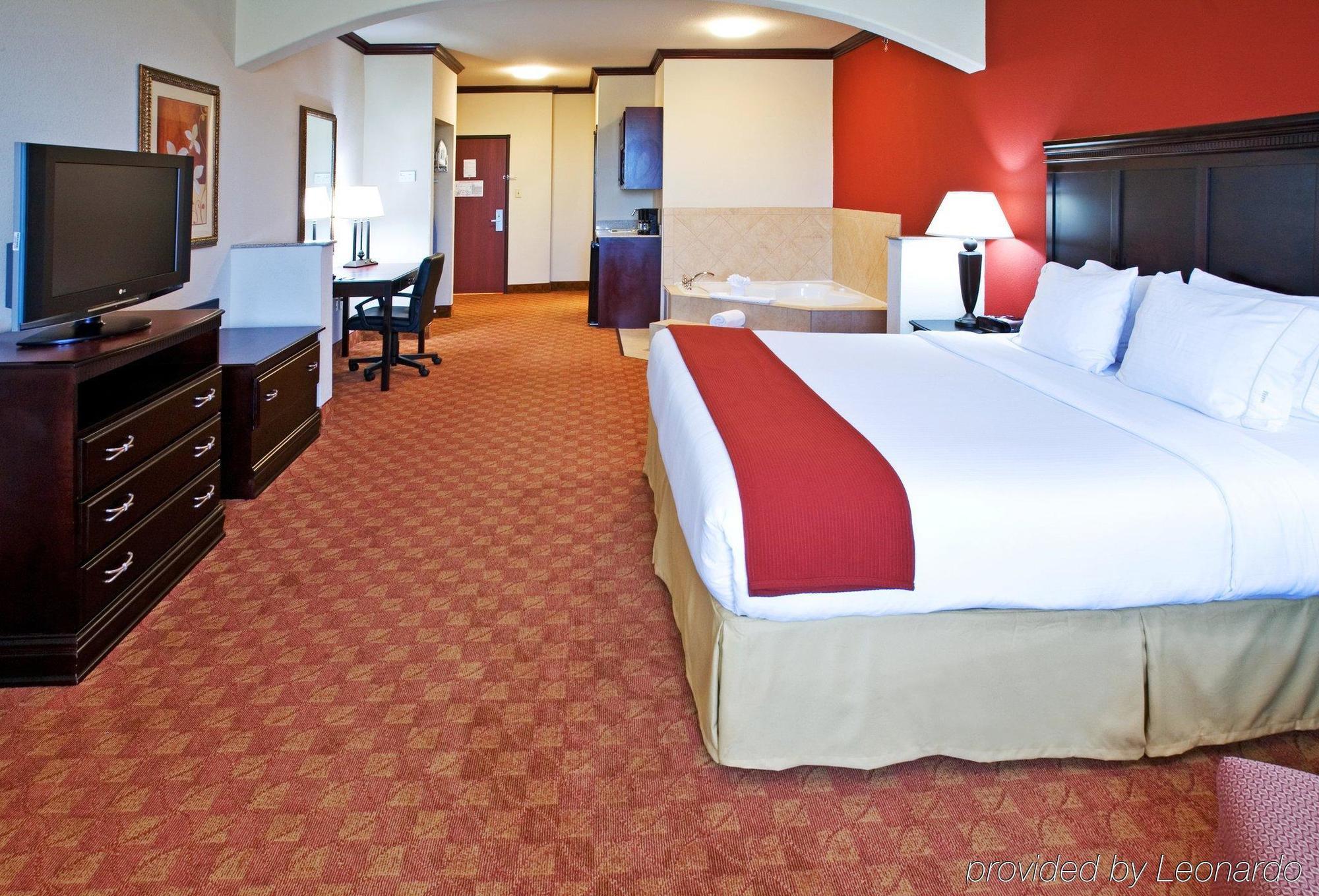Holiday Inn Express Hotel & Suites Terrell By Ihg Room photo