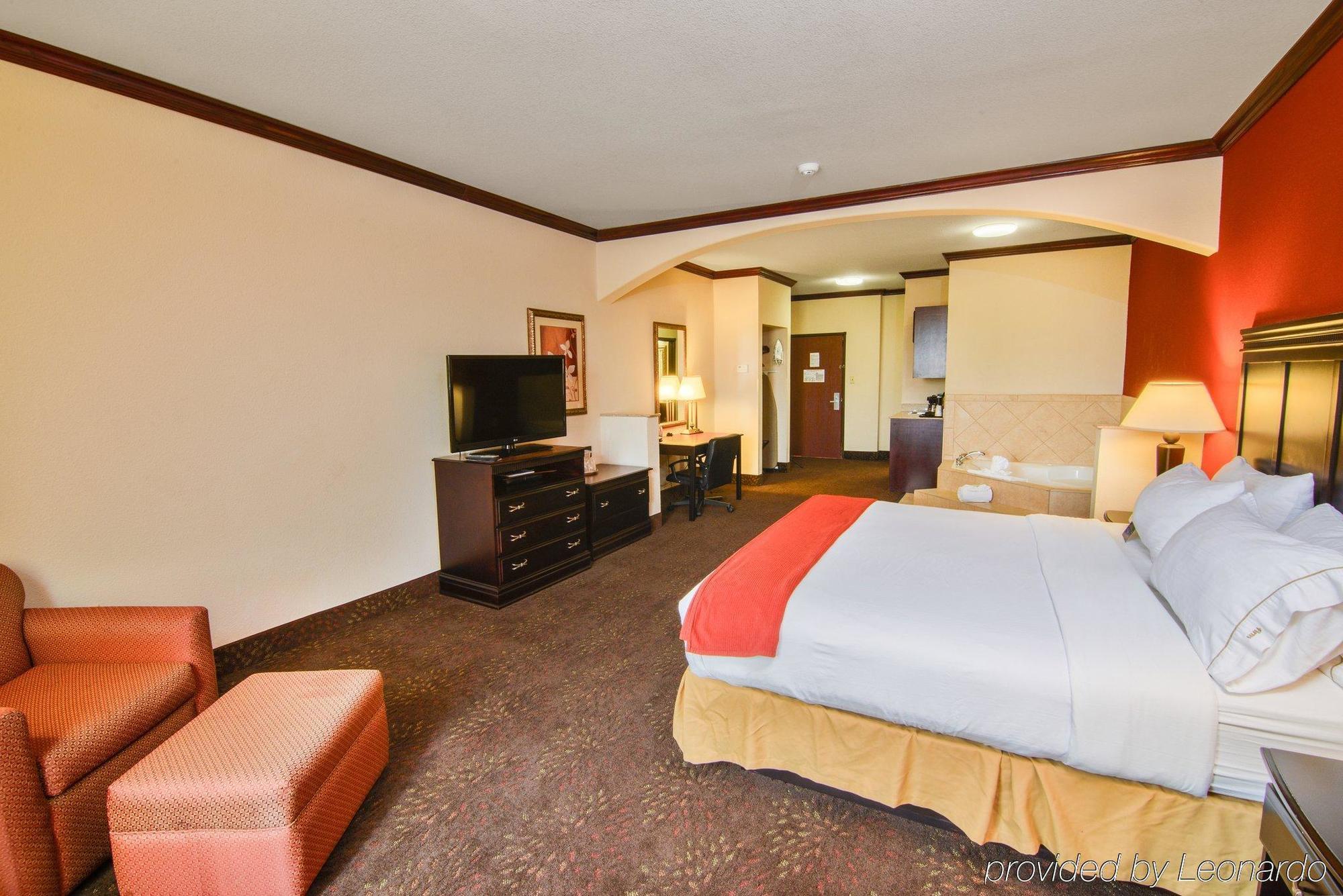Holiday Inn Express Hotel & Suites Terrell By Ihg Exterior photo